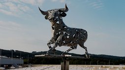 Eine Rind-Skulptur aus Metall vom Westfleisch Fleischcenter in Lübbecke.