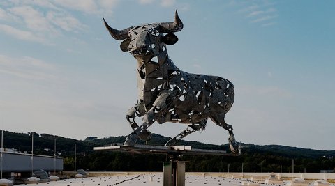 Eine Rind-Skulptur aus Metall vom Westfleisch Fleischcenter in Lübbecke.