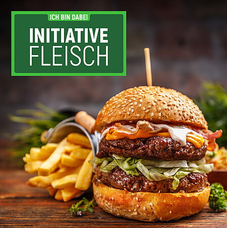 Burger mit Pommes im Hintergrund
