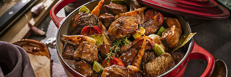 Gulasch in Topf mit angelehntem Deckel